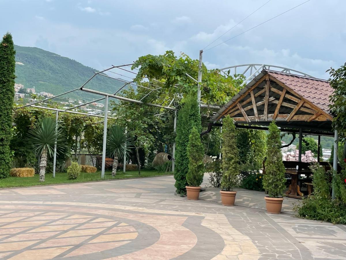 Kamar Hotel Ijevan Exteriör bild
