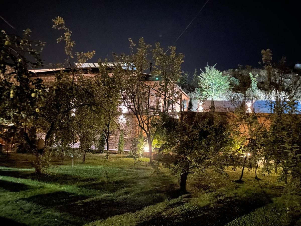Kamar Hotel Ijevan Exteriör bild