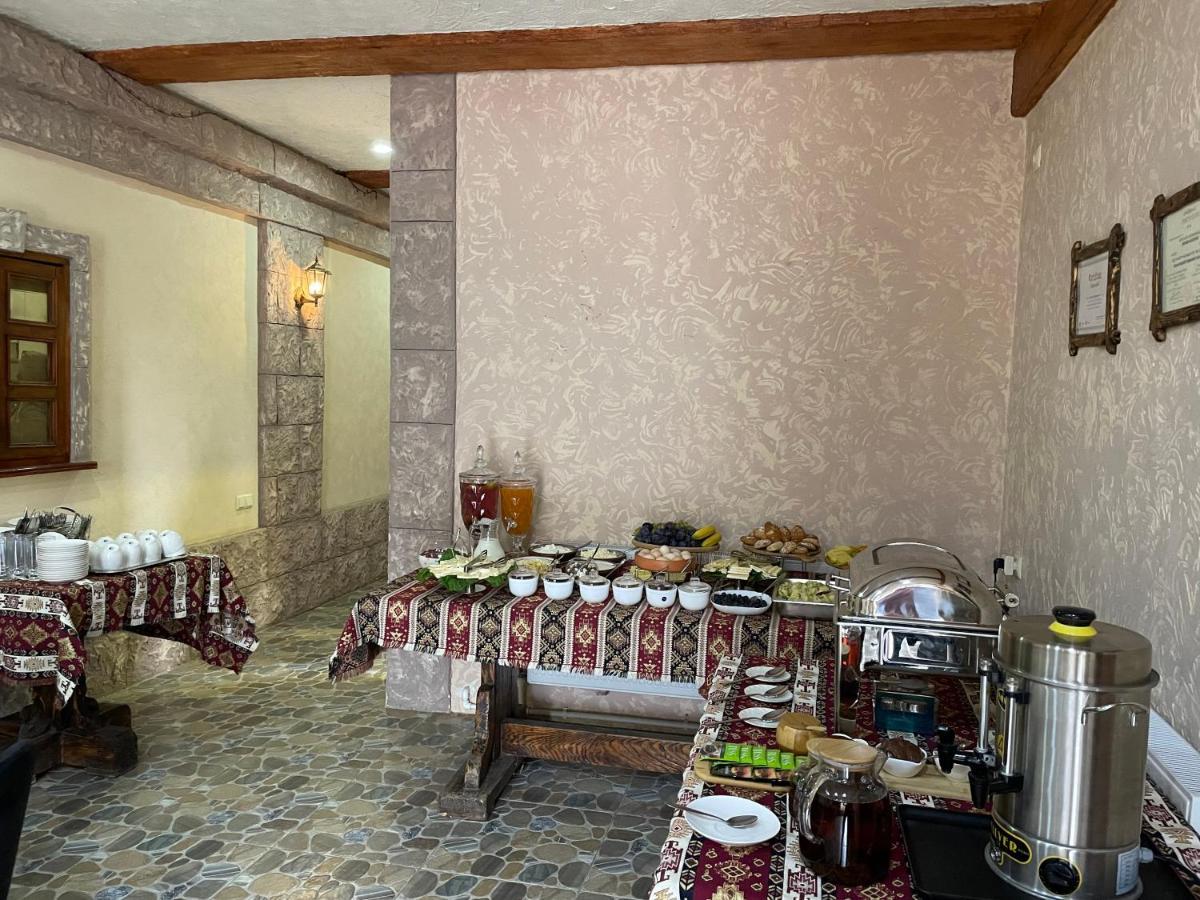 Kamar Hotel Ijevan Exteriör bild